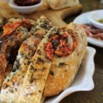 découvrez la recette authentique de la focaccia, un pain moelleux et savoureux, idéal pour accompagner vos plats ou en apéritif. apprenez à préparer cette spécialité italienne simple et délicieuse, garnie d'herbes fraîches et d'huile d'olive.