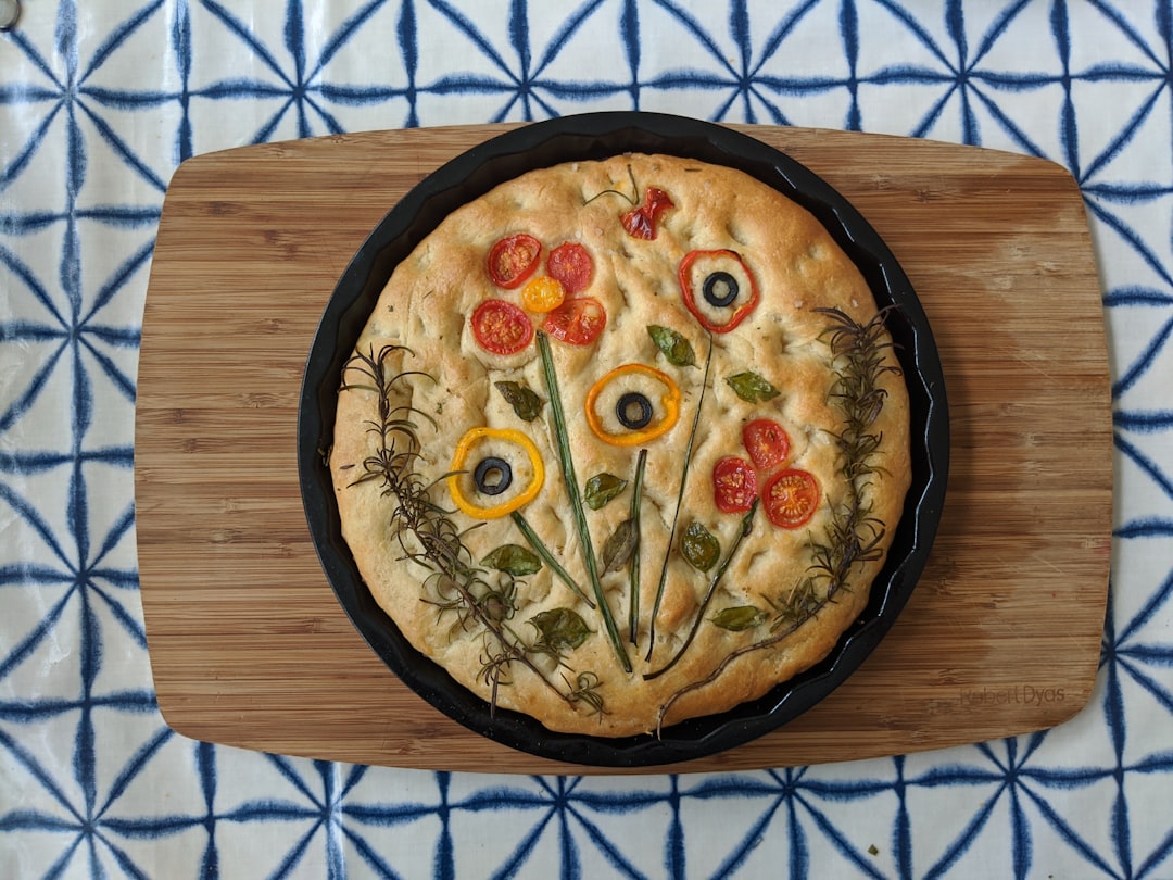 découvrez la recette authentique de la focaccia, un pain italien moelleux et savoureux, parfait pour accompagner vos plats ou pour être dégusté seul. apprenez à préparer cette spécialité culinaire avec des ingrédients simples et savourez le goût de l'italie à chaque bouchée.