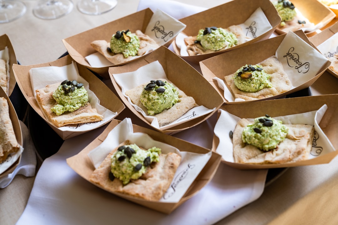découvrez la délicieuse focaccia, une spécialité italienne moelleuse et savoureuse, idéale pour accompagner vos repas ou en tant que snack. apprenez les recettes traditionnelles et les astuces pour réussir cette pain aromatisé aux herbes et garnitures variées.