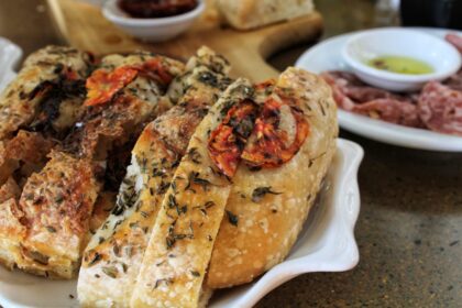 découvrez la recette authentique de la focaccia, un pain moelleux et savoureux, idéal pour accompagner vos plats ou en apéritif. apprenez à préparer cette spécialité italienne simple et délicieuse, garnie d'herbes fraîches et d'huile d'olive.