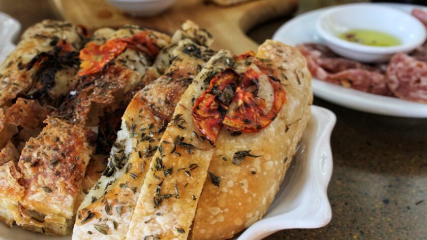 découvrez la recette authentique de la focaccia, un pain moelleux et savoureux, idéal pour accompagner vos plats ou en apéritif. apprenez à préparer cette spécialité italienne simple et délicieuse, garnie d'herbes fraîches et d'huile d'olive.