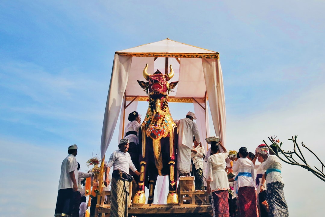 découvrez l'univers fascinant du folklore, cette richesse culturelle qui véhicule des traditions, des légendes et des coutumes à travers le monde. plongez dans les récits ancestraux et les croyances populaires qui façonnent l'identité des peuples.