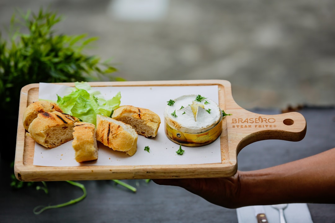 découvrez l'art de la fondue, un plat savoureux et convivial qui allie fromage fondant et ingrédients délicieux. parfait pour vos soirées entre amis ou en famille, la fondue vous promet une expérience gastronomique unique et chaleureuse.