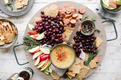 découvrez l'art de la fondue, un plat savoureux et convivial qui réunit vos amis et votre famille autour d'un caquelon fumant. apprenez les différentes recettes, les astuces pour une fondue réussie et les accompagnements incontournables pour une expérience gourmande inoubliable.
