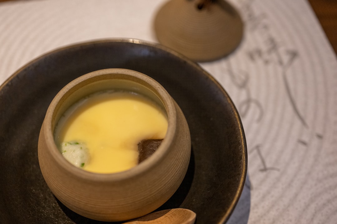 découvrez l'art de la fondue, un plat convivial et réconfortant qui ravira vos papilles. idéale pour vos soirées entre amis ou en famille, la fondue transforme chaque repas en un moment de partage. explorez différentes recettes et astuces pour réussir cette délicieuse spécialité suisse.