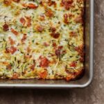 découvrez la frittata, un plat savoureux et polyvalent à base d'œufs, parfait pour un brunch ou un dîner rapide. cette recette italienne peut être personnalisée avec vos ingrédients préférés, tels que des légumes, des viandes ou des fromages, pour un goût unique et délicieux.