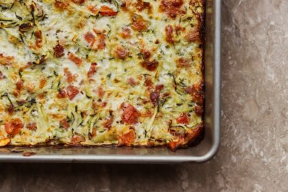 découvrez la frittata, un plat savoureux et polyvalent à base d'œufs, parfait pour un brunch ou un dîner rapide. cette recette italienne peut être personnalisée avec vos ingrédients préférés, tels que des légumes, des viandes ou des fromages, pour un goût unique et délicieux.