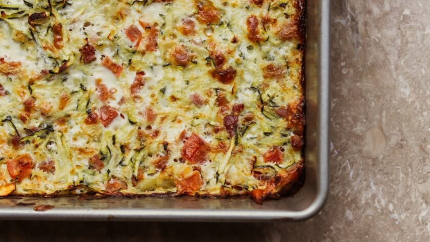 découvrez la frittata, un plat savoureux et polyvalent à base d'œufs, parfait pour un brunch ou un dîner rapide. cette recette italienne peut être personnalisée avec vos ingrédients préférés, tels que des légumes, des viandes ou des fromages, pour un goût unique et délicieux.