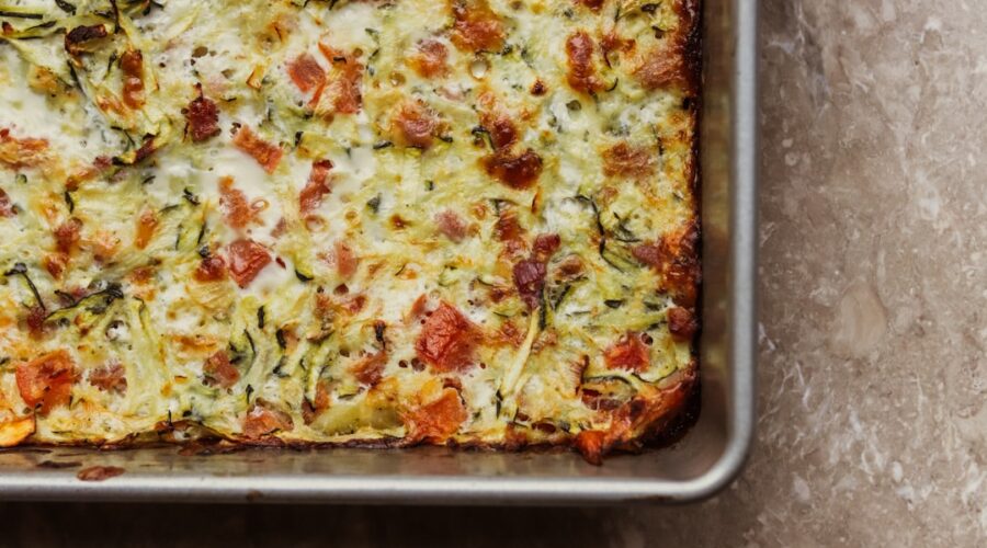 découvrez la frittata, un plat savoureux et polyvalent à base d'œufs, parfait pour un brunch ou un dîner rapide. cette recette italienne peut être personnalisée avec vos ingrédients préférés, tels que des légumes, des viandes ou des fromages, pour un goût unique et délicieux.
