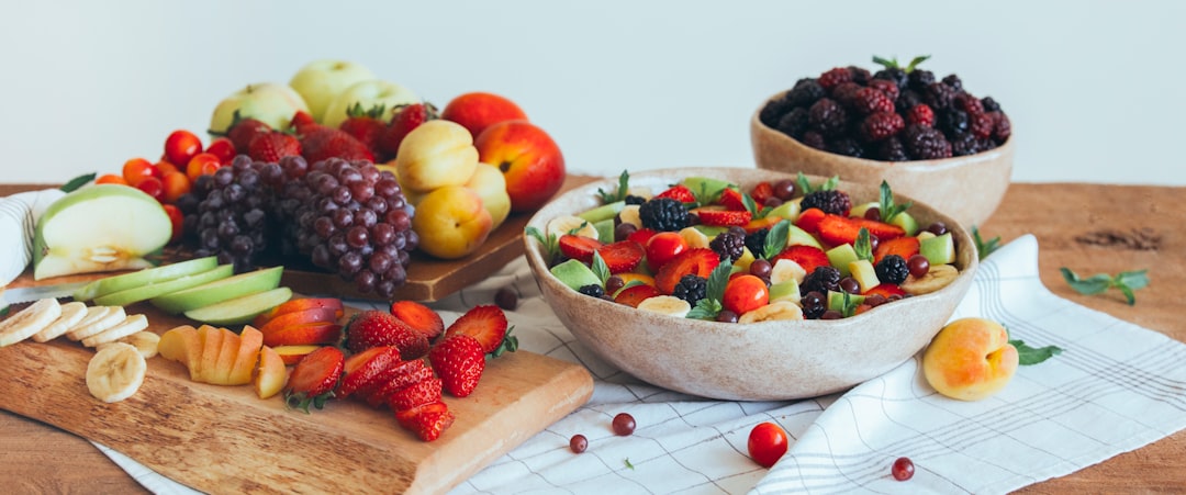 découvrez notre fruit cocktail savoureux, un mélange rafraîchissant de fruits exotiques et de saison. idéal pour les chaudes journées d'été, cette délicieuse salade de fruits apporte une touche de fraîcheur et de douceur à vos repas. parfait pour les buffets, les desserts ou une collation saine !