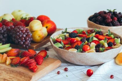 découvrez notre délicieuse recette de salade de fruits, un mélange frais et convivial de fruits juteux, parfait pour vos desserts d'été ou comme encas sain. réveillez vos papilles avec cette explosion de saveurs naturelles et colorées!