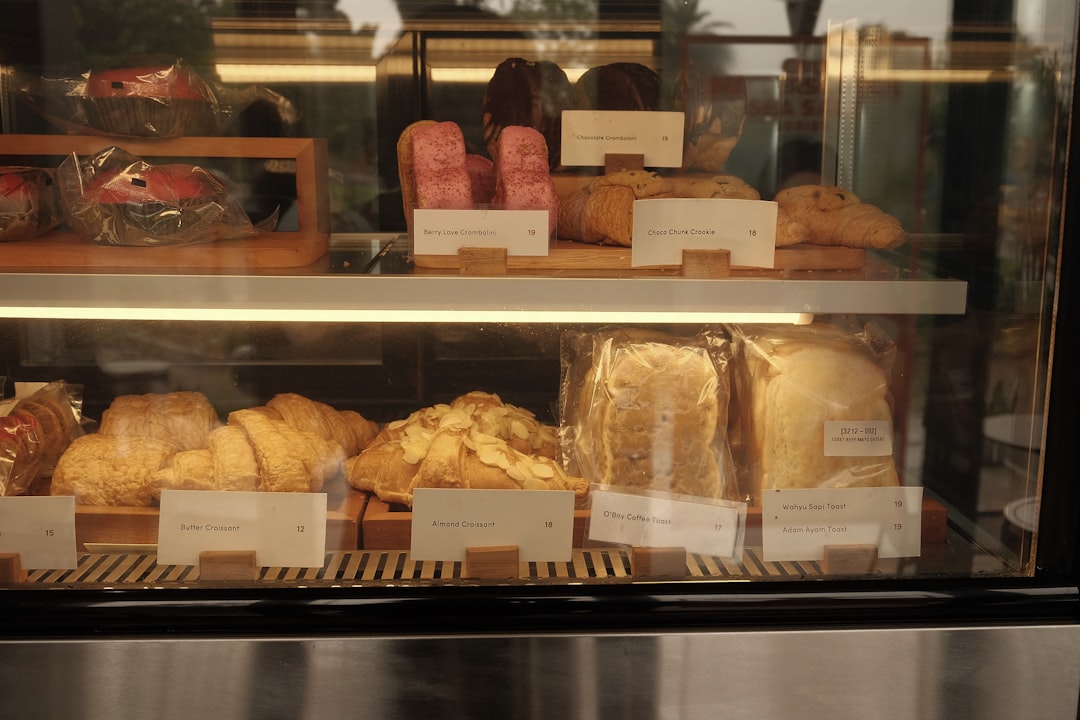découvrez la délicieuse galette, une spécialité incontournable de la gastronomie française. que ce soit la galette des rois pour célébrer l'épiphanie ou une galette bretonne garnie de saveurs variées, laissez-vous séduire par cette recette authentique et savoureuse qui ravira les papilles de tous.
