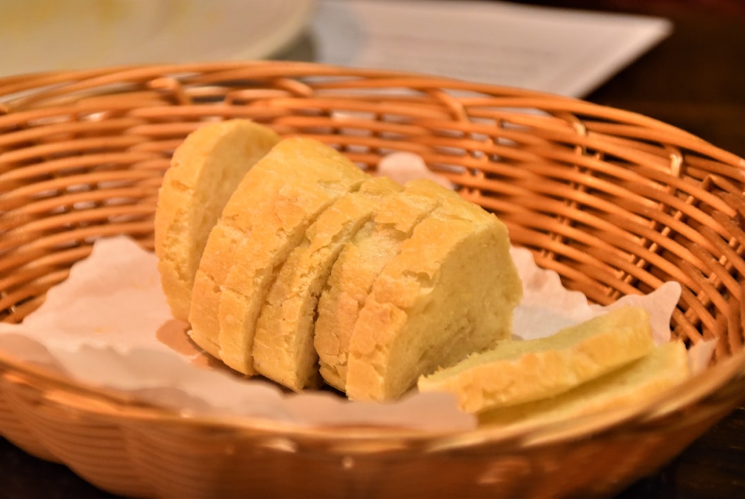 découvrez notre délicieuse galette, une spécialité française à la pâte dorée et croustillante, garnie d'ingrédients savoureux. parfaite pour célébrer la fête des rois ou à déguster en toute occasion, la galette ravira les amateurs de douceur et de tradition.