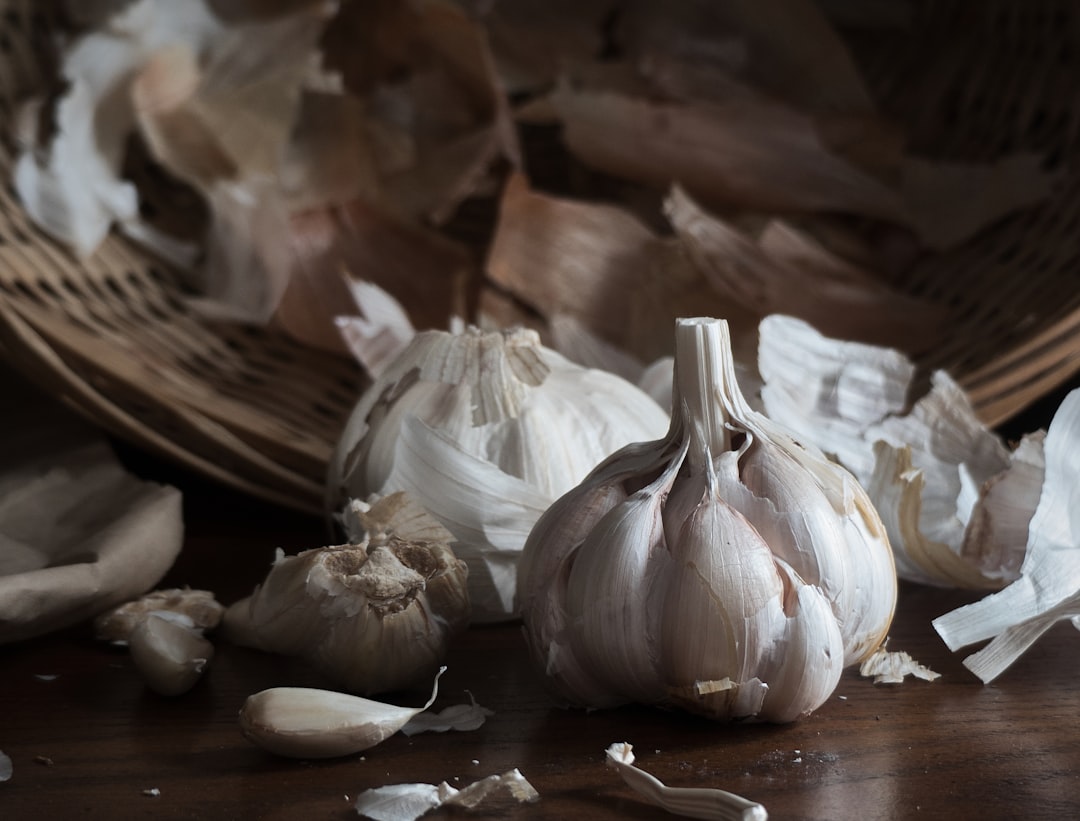 découvrez les nombreux bienfaits de l'ail : un ingrédient culinaire aux propriétés médicinales étonnantes. apprenez à l'utiliser dans vos recettes et à bénéficier de ses effets sur la santé, tout en ajoutant une saveur unique à vos plats.
