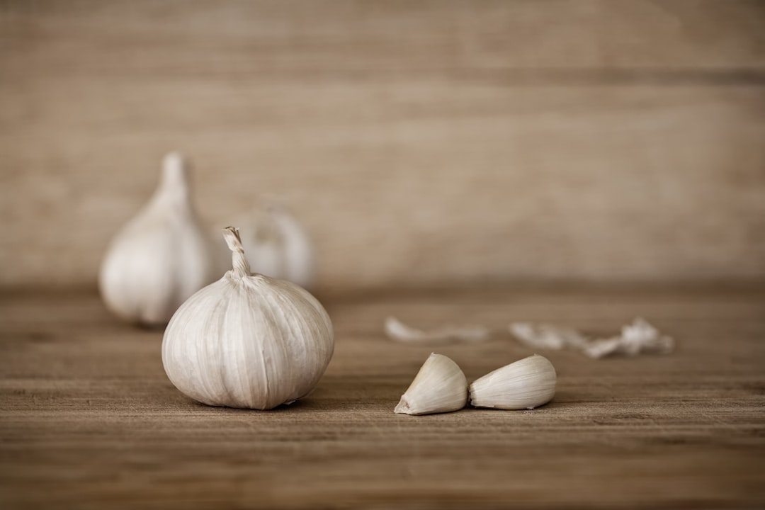découvrez les bienfaits de l'ail, un ingrédient incontournable de la cuisine française. apprenez à intégrer l'ail dans vos recettes pour rehausser les saveurs et profiter de ses propriétés santé.