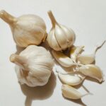 découvrez les bienfaits de l'ail dans votre cuisine et votre santé. apprenez des recettes savoureuses, des astuces pour l'utiliser au quotidien et les propriétés médicinales de cet ingrédient incontournable.