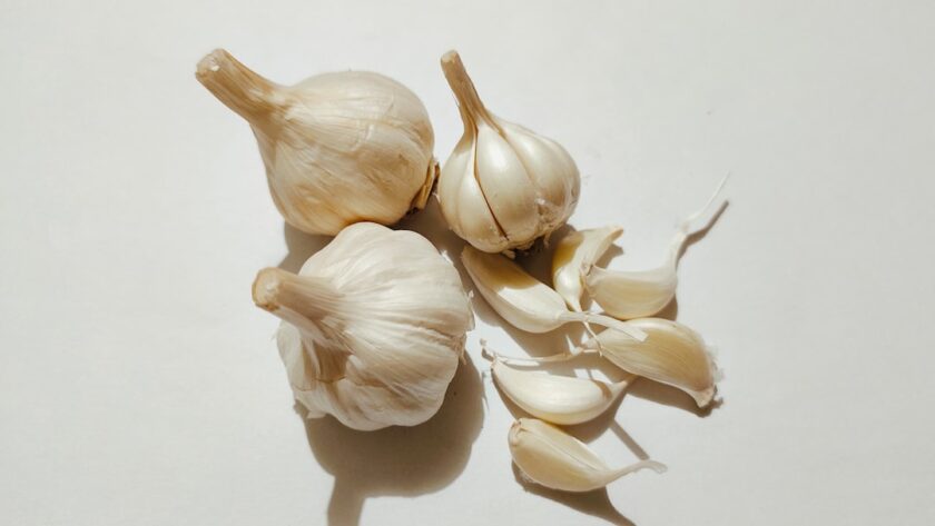 découvrez les bienfaits de l'ail dans votre cuisine et votre santé. apprenez des recettes savoureuses, des astuces pour l'utiliser au quotidien et les propriétés médicinales de cet ingrédient incontournable.