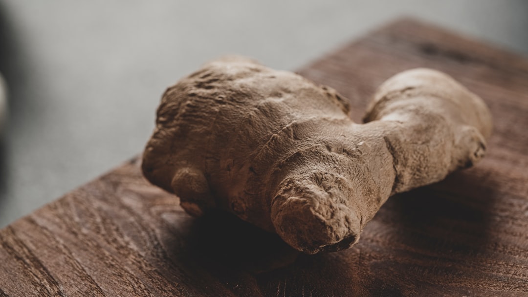 découvrez les bienfaits du gingembre : un ingrédient aux propriétés étonnantes pour la santé, le bien-être et la cuisine. apprenez comment l'incorporer dans vos recettes et profitez de ses nombreux avantages.
