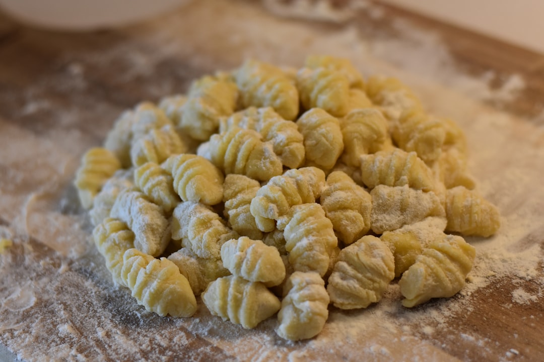 découvrez l'univers savoureux des gnocchis, ces délicieuses pâtes italiennes à base de pommes de terre. apprenez à les préparer facilement chez vous avec des recettes variées, des conseils de cuisson et des idées d'accompagnements pour sublimer ce plat réconfortant et plein de goût.