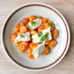 découvrez la douceur des gnocchis, ces délicieuses pâtes italiennes à base de pommes de terre. parfaites pour toute occasion, elles se marient à merveille avec une variété de sauces et accompagnements. apprenez à les préparer chez vous et savourez un vrai goût d'italie.