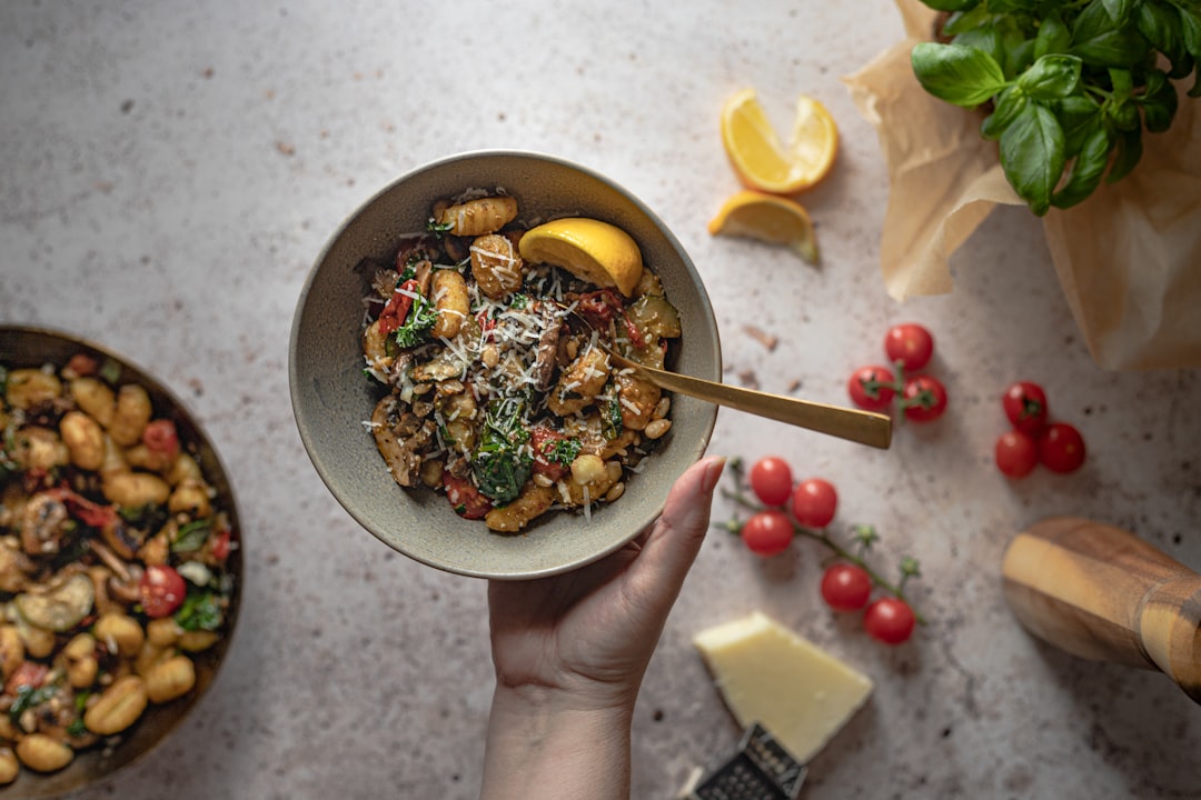découvrez la recette authentique des gnocchis, ces délicieuses pâtes italiennes à base de pommes de terre. apprenez à les préparer vous-même avec des astuces et des variations savoureuses pour régaler vos convives.