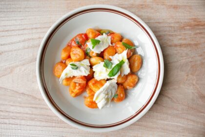 découvrez la douceur des gnocchis, ces délicieuses pâtes italiennes à base de pommes de terre. parfaites pour toute occasion, elles se marient à merveille avec une variété de sauces et accompagnements. apprenez à les préparer chez vous et savourez un vrai goût d'italie.