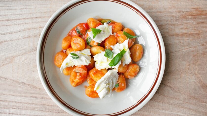 découvrez la douceur des gnocchis, ces délicieuses pâtes italiennes à base de pommes de terre. parfaites pour toute occasion, elles se marient à merveille avec une variété de sauces et accompagnements. apprenez à les préparer chez vous et savourez un vrai goût d'italie.