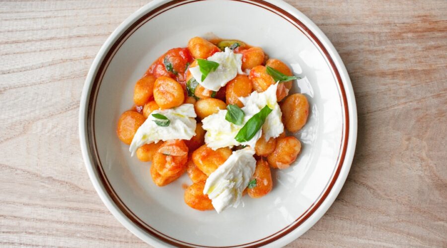 découvrez la douceur des gnocchis, ces délicieuses pâtes italiennes à base de pommes de terre. parfaites pour toute occasion, elles se marient à merveille avec une variété de sauces et accompagnements. apprenez à les préparer chez vous et savourez un vrai goût d'italie.