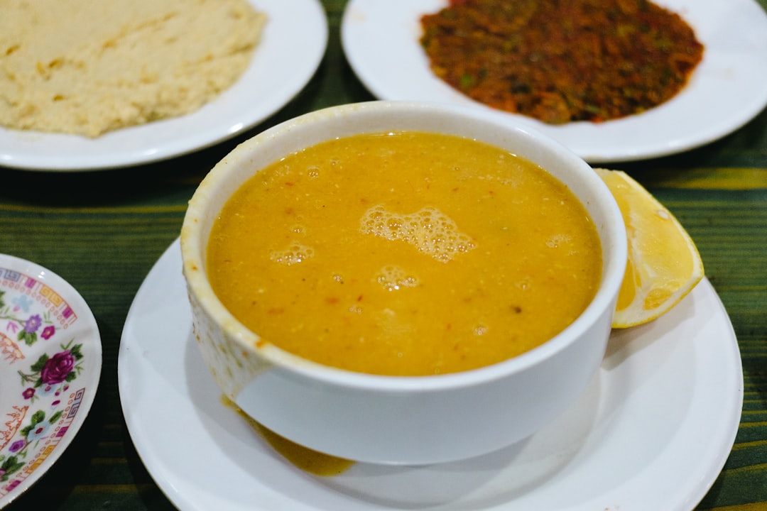 découvrez la recette traditionnelle du goulash, un plat réconfortant originaire d'europe centrale, alliant tendres morceaux de viande et légumes mijotés dans une sauce riche en épices. parfait pour réchauffer vos soirées d'hiver.