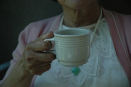 découvrez les astuces précieuses de grand-mère pour faciliter votre quotidien. des conseils intemporels pour la maison, la cuisine, et le bien-être qui vous raviront par leur simplicité et leur efficacité. apprenez à profiter des remèdes naturels et des techniques ancestrales pour améliorer votre vie.