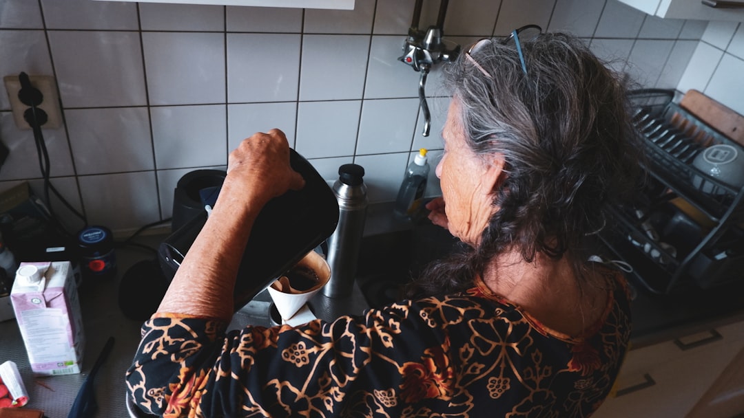 découvrez les conseils intemporels de nos grands-mères pour une vie plus simple et épanouie. des astuces pratiques aux recettes délicieuses, plongez dans le savoir-faire familial transmis de génération en génération.
