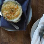 découvrez notre recette traditionnelle de gratin dauphinois, un plat savoureux à base de pommes de terre fondantes, de crème onctueuse et de fromage, parfait pour régaler vos convives lors de vos repas en famille ou entre amis.