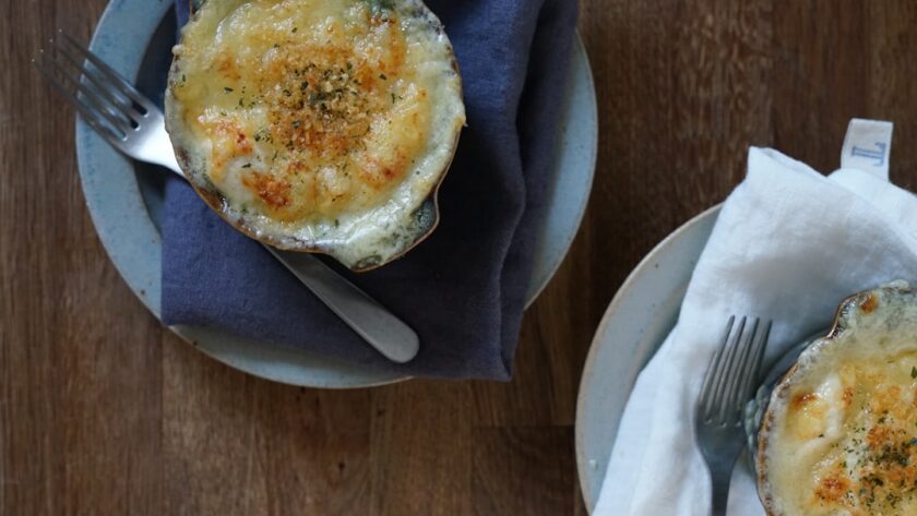 découvrez notre recette traditionnelle de gratin dauphinois, un plat savoureux à base de pommes de terre fondantes, de crème onctueuse et de fromage, parfait pour régaler vos convives lors de vos repas en famille ou entre amis.