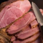 découvrez tout sur le jambon : ses variétés, ses recettes savoureuses et ses bienfaits nutritionnels. apprenez à choisir le meilleur jambon pour vos plats et explorez des idées originales pour le déguster au quotidien.