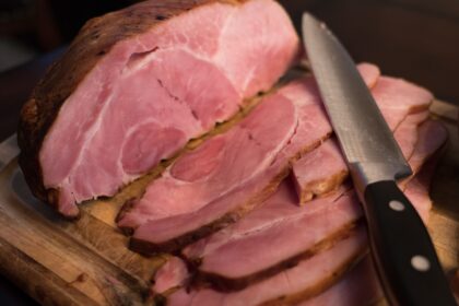 découvrez tout sur le jambon : ses variétés, ses recettes savoureuses et ses bienfaits nutritionnels. apprenez à choisir le meilleur jambon pour vos plats et explorez des idées originales pour le déguster au quotidien.