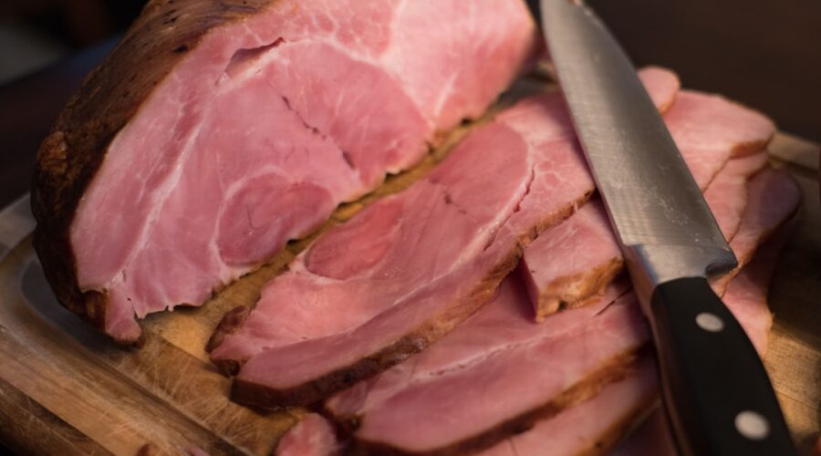 découvrez tout sur le jambon : ses variétés, ses recettes savoureuses et ses bienfaits nutritionnels. apprenez à choisir le meilleur jambon pour vos plats et explorez des idées originales pour le déguster au quotidien.