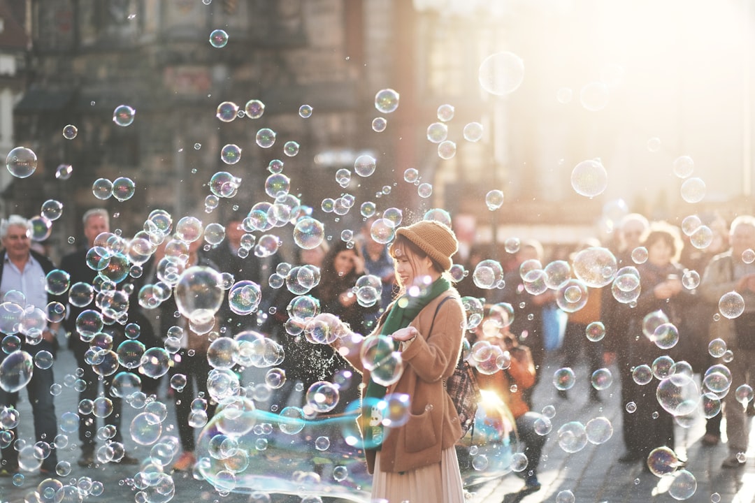 découvrez le concept du bonheur à travers des perspectives variées. explorez des conseils pour cultiver la joie au quotidien, améliorer votre bien-être mental et embrasser une vie épanouissante.