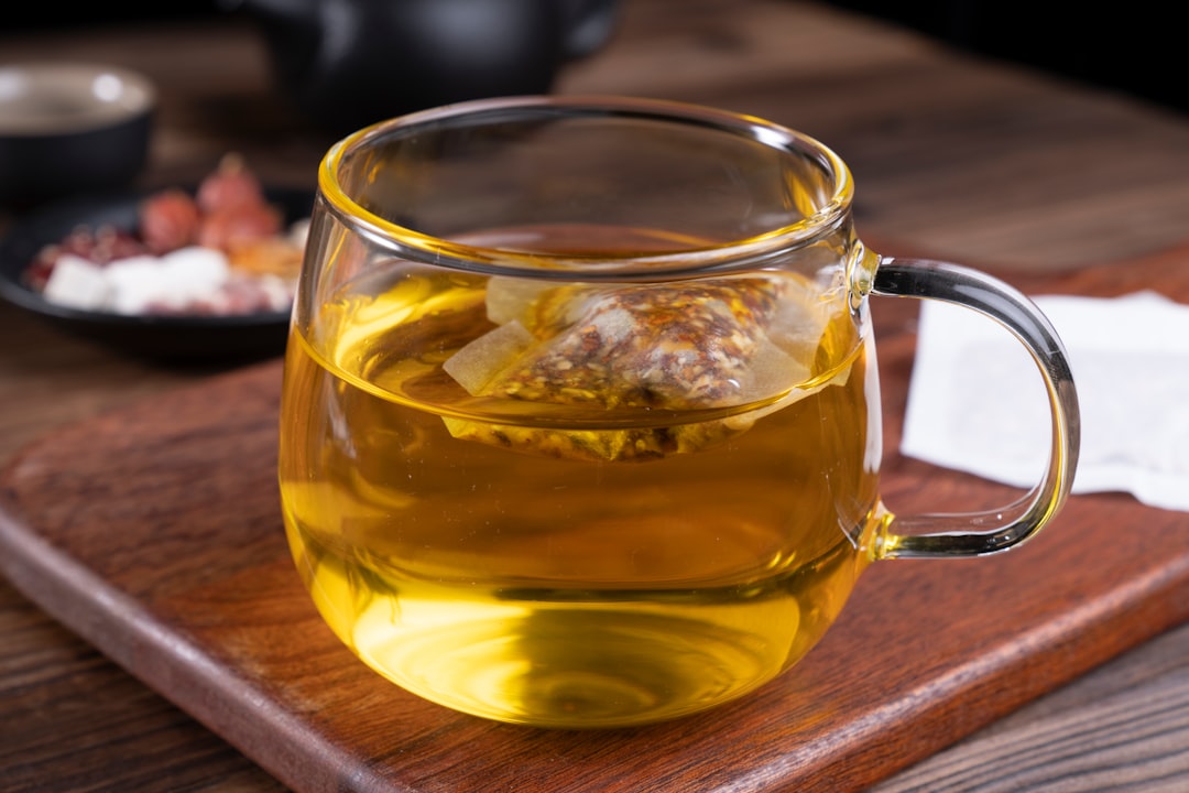 découvrez les bienfaits des infusions de plantes avec notre sélection de thés aux herbes. offrant une expérience apaisante et revitalisante, ces thés naturels sont idéaux pour vous détendre tout en savourant des saveurs uniques. profitez d'un moment de douceur et de sérénité avec chaque tasse.