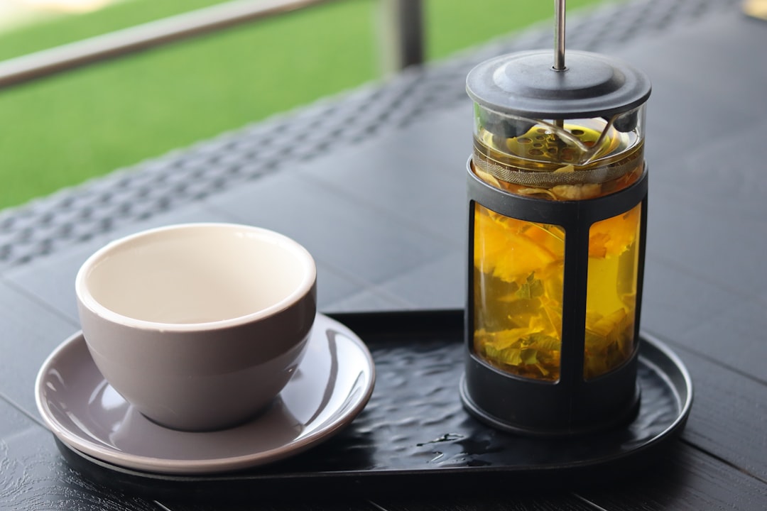 découvrez l'univers apaisant des infusions à base de plantes. nos tisanes naturelles vous offrent des bienfaits pour la santé tout en émerveillant vos papilles. plongez dans un voyage aromatique avec des mélanges savoureux et relaxants.