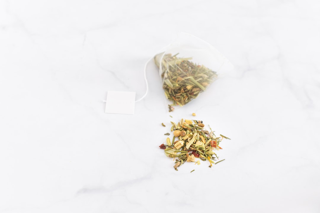 découvrez des remèdes maison efficaces et naturels pour soulager divers maux du quotidien. apprenez comment utiliser des ingrédients simples que vous avez probablement déjà chez vous pour améliorer votre santé et bien-être.