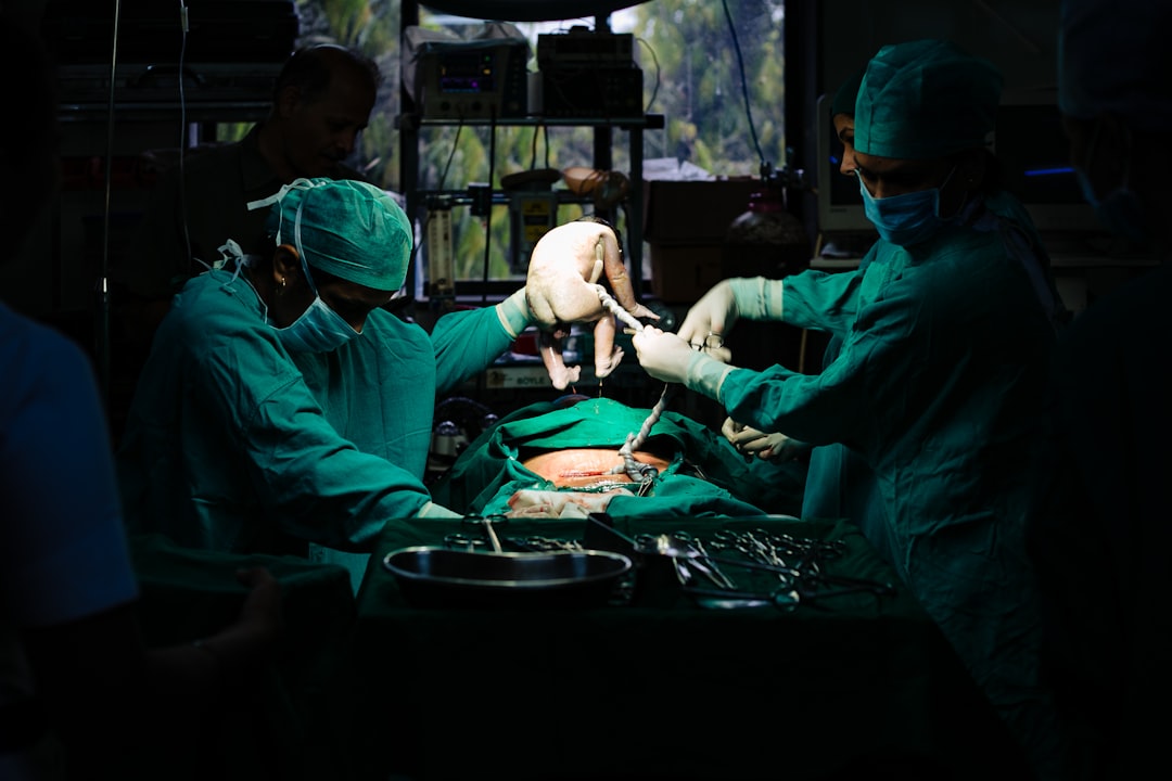 découvrez le concept de la chirurgie à domicile, une approche innovante et pratique pour bénéficier de soins médicaux de qualité dans le confort de votre foyer. informez-vous sur les procédures, les avantages et les précautions à prendre pour une expérience sereine et efficace.