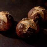 découvrez l'art du pain fait maison avec notre recette facile et savoureuse. apprenez à pétrir, façonner et cuire votre propre pain, idéal pour régaler votre famille et vos amis. savourez des pains frais, croustillants et parfumés directement sorti du four.