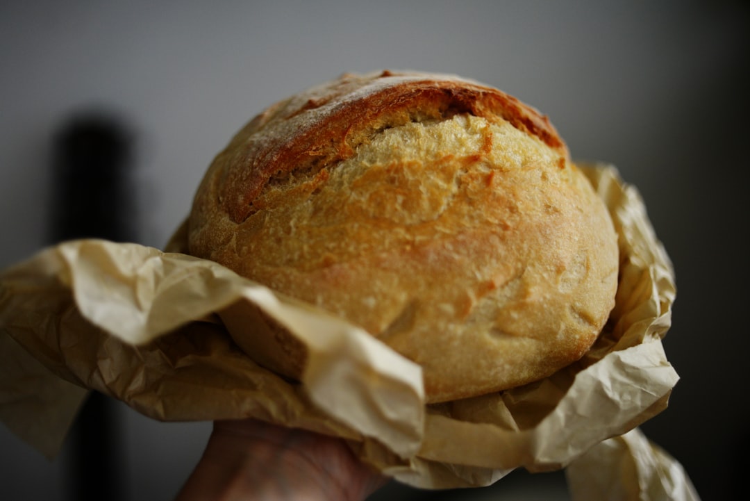 découvrez l'art de la boulangerie maison avec notre recette de pain fait maison. apprenez à préparer un pain croustillant et savoureux, parfait pour accompagner vos repas ou pour déguster avec un peu de beurre. réalisez facilement du pain frais chez vous et savourez le plaisir d'une création artisanale.