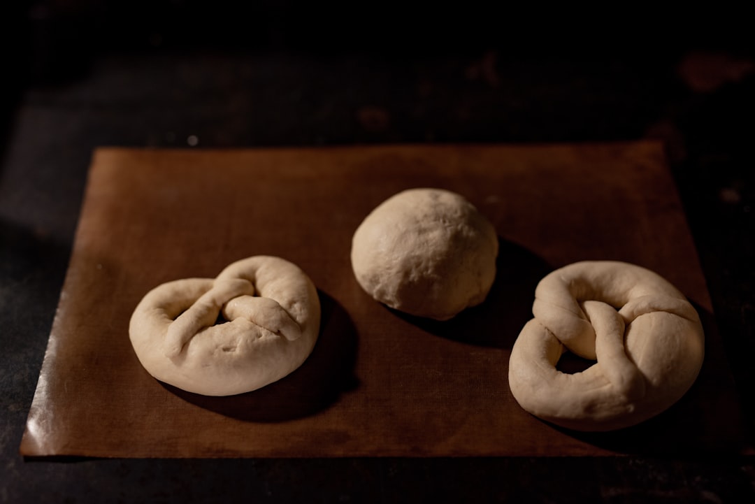 découvrez le plaisir de la boulangerie maison avec notre recette de pain fait maison. apprenez à préparer un pain croustillant et moelleux, parfait pour accompagner vos repas ou à déguster seul avec du bon beurre.