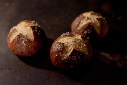 découvrez l'art du pain fait maison avec notre recette facile et savoureuse. apprenez à pétrir, façonner et cuire votre propre pain, idéal pour régaler votre famille et vos amis. savourez des pains frais, croustillants et parfumés directement sorti du four.