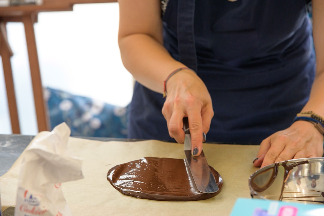 découvrez notre recette de chocolat maison facile à réaliser. apprenez à préparer un délicieux chocolat fondant, parfait pour satisfaire vos envies de douceur ou pour offrir en cadeau. suivez nos étapes simples et régalez-vous avec une gourmandise personnalisée.