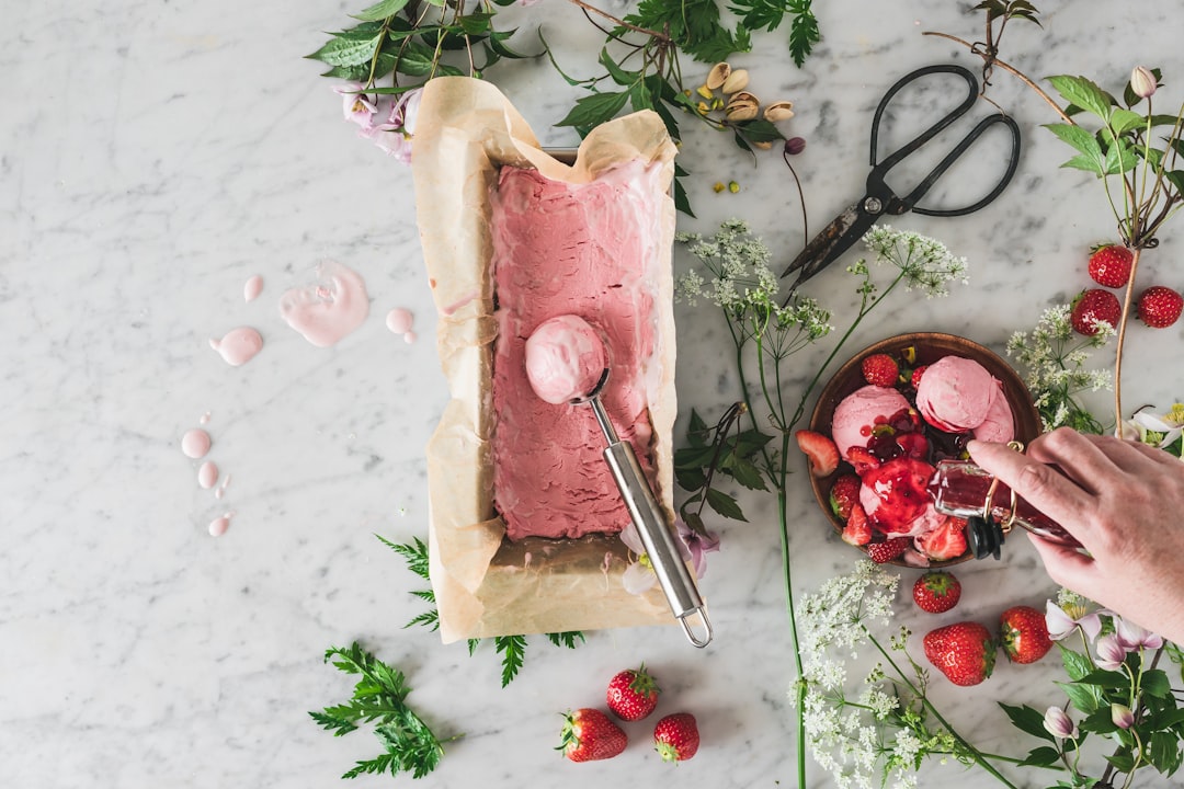 découvrez la douceur des glaces maison ! préparez des crèmes glacées onctueuses et savoureuses, avec des ingrédients frais et des recettes faciles à suivre. laissez libre cours à votre créativité et régalez-vous avec des saveurs uniques faites à la maison.