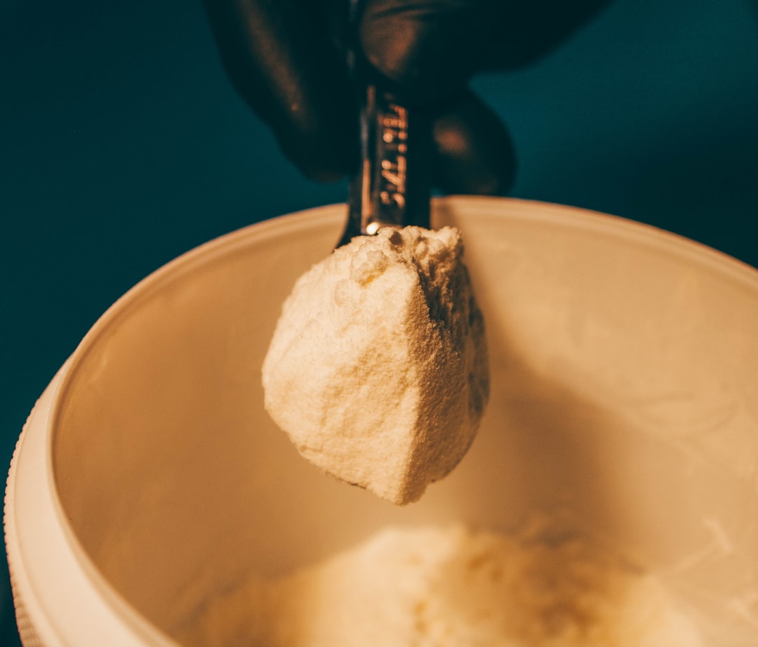 découvrez le plaisir des glaces fait maison ! apprenez à préparer des recettes de crèmes glacées savoureuses et naturelles, avec des ingrédients frais et des saveurs délicieuses pour un été rafraîchissant.