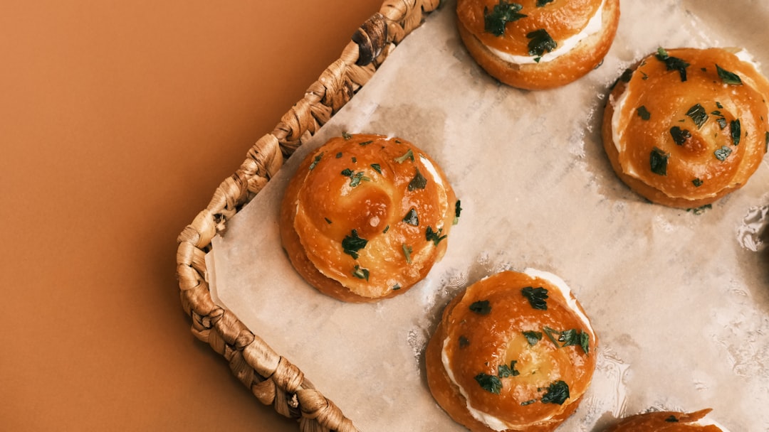 découvrez notre délicieuse recette de mousse maison, légère et onctueuse, parfaite pour épater vos invités lors de vos repas. facile à préparer, elle ravira petits et grands avec ses saveurs crémeuses et sa texture aérienne.