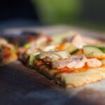 découvrez la magie de la pizza maison avec notre recette facile et savoureuse ! préparez votre pâte, choisissez vos garnitures préférées et savourez une pizza délicieuse, faite avec amour. parfaite pour vos soirées en famille ou entre amis.